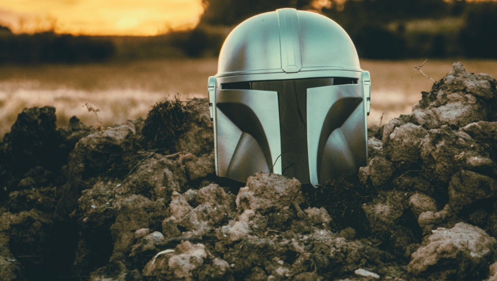 mandalorian-helmet-on-ground