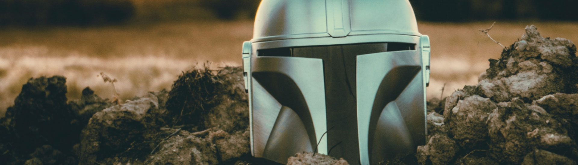 mandalorian-helmet-on-ground